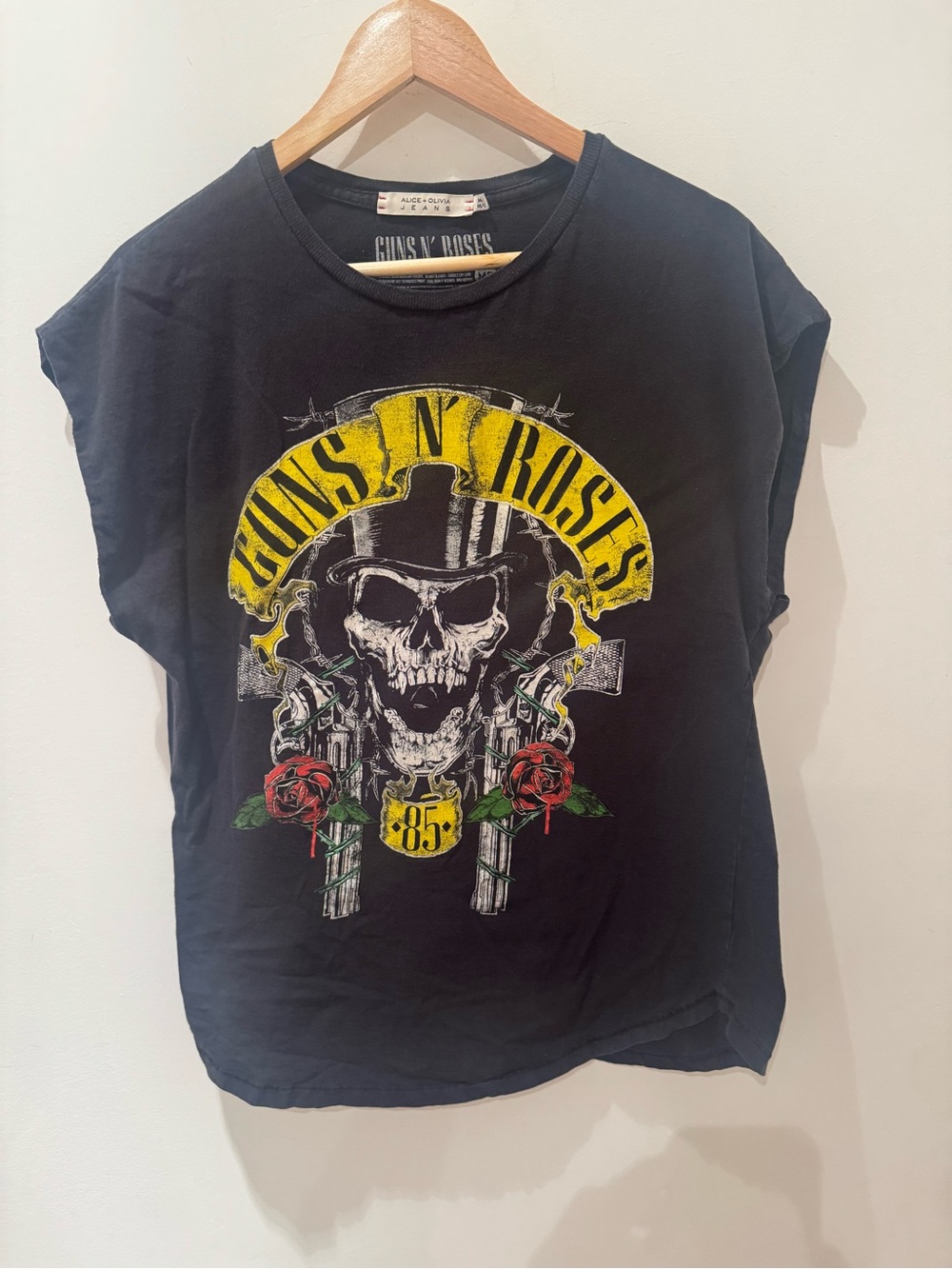 Alice + Olivia graphic tee. 1985 album cover of Guns N’ Roses. Size M/L.